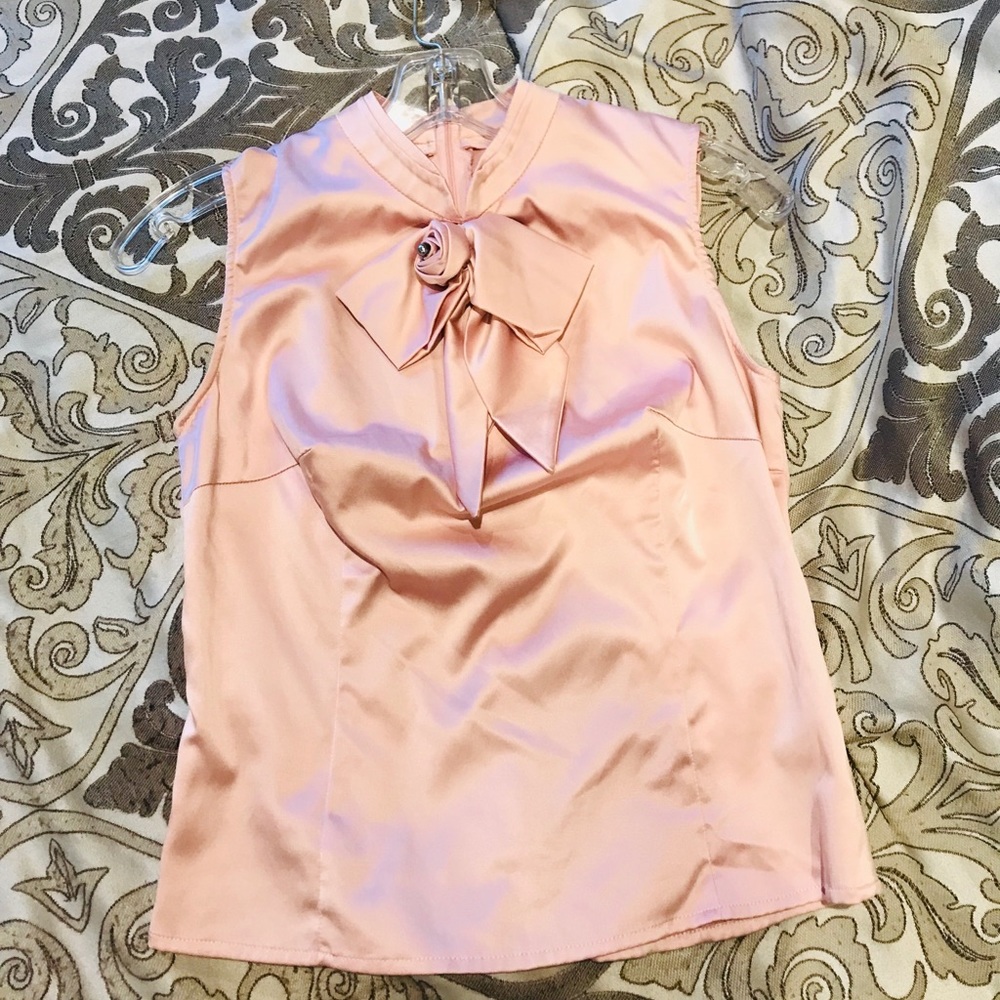 Gorgeous light pink sleeveless blouse.